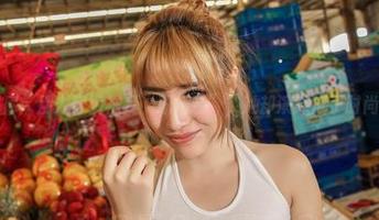 爱丝图库：别人穿裤袜是“职场装”，她却演绎成了时尚宣言。