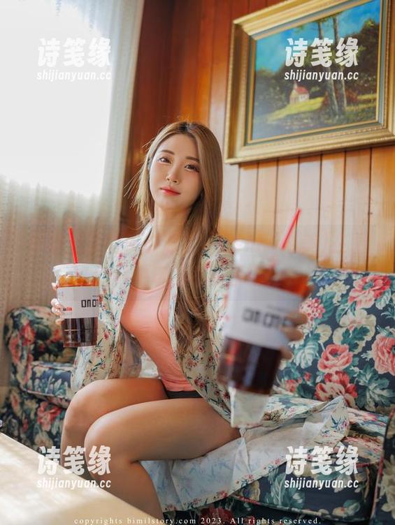 资源充足的皮衣派对，Bomi(普美)在图片中玩得不亦乐乎！