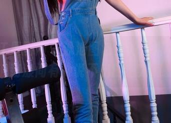 GIRLT果团网 – 泳池图包里的周妍希，水波荡漾间有种说不出的魅力啊。