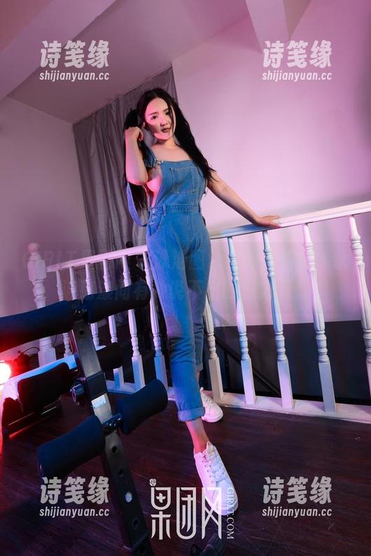 GIRLT果团网-周妍希 GIRLT果团网 - 泳池图包里的周妍希,水波荡漾间有种说不出的魅力啊。