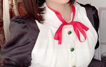 短裙大冒险：HaneAme雨波在雨中绽放，红唇与裤脚之间的暗流涌动！