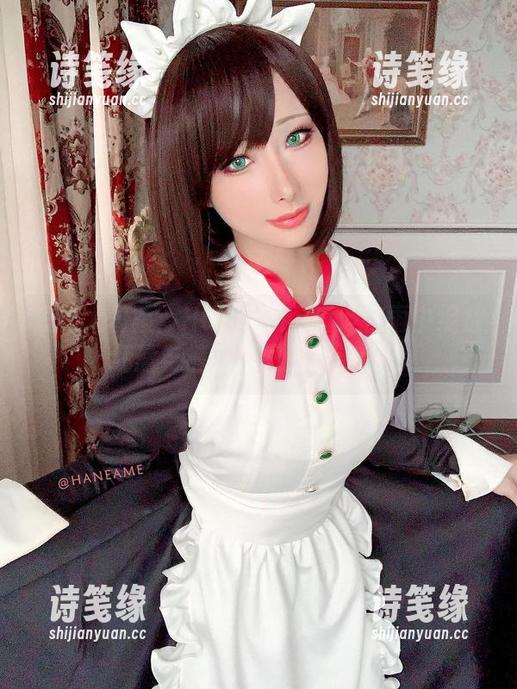 短裙大冒险：HaneAme雨波在雨中绽放，红唇与裤脚之间的暗流涌动！
