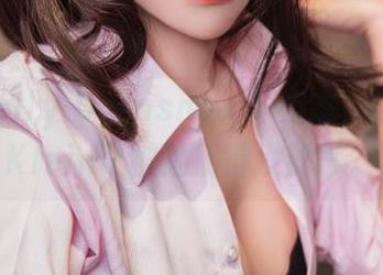 看！Sally Dorasnow的姿态，CalvinKlein又被她搞得没脾气。
