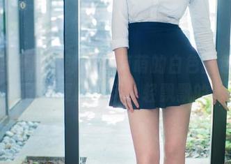 TuiGirl推女郎 – 林萌萌的白色图包，像极了初夏的海风，轻飘飘的。