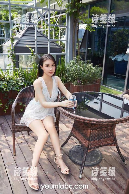 YouMi尤蜜荟 - 娜依灵儿在线写真，空姐的姿态透露出无尽的闪耀光辉。