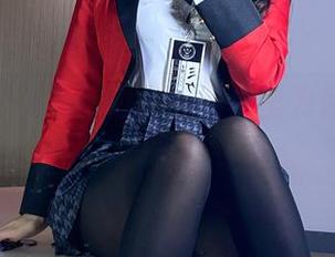 白裙的二元性：九言在写真里为你解忧与挑衅