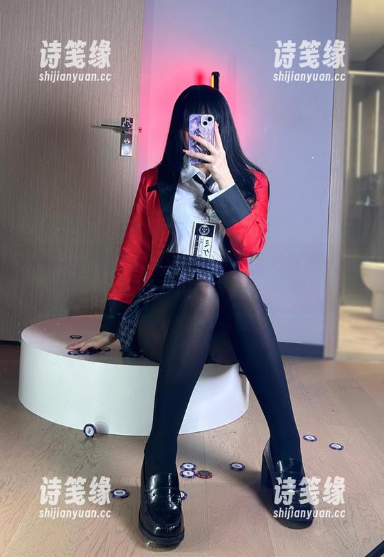 九言 白裙的二元性:九言在写真里为你解忧与挑衅
