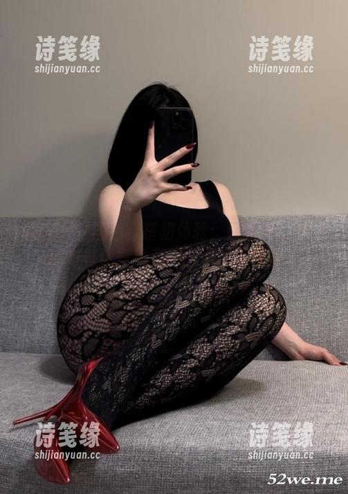 微密圈 - 黑色穿搭初体验：保守的二舅妈的写真让壁纸变得极简却不单调。