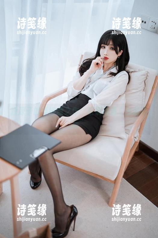 凉凉子 凉凉子的新得意之作:眼镜高清“台前幕后”