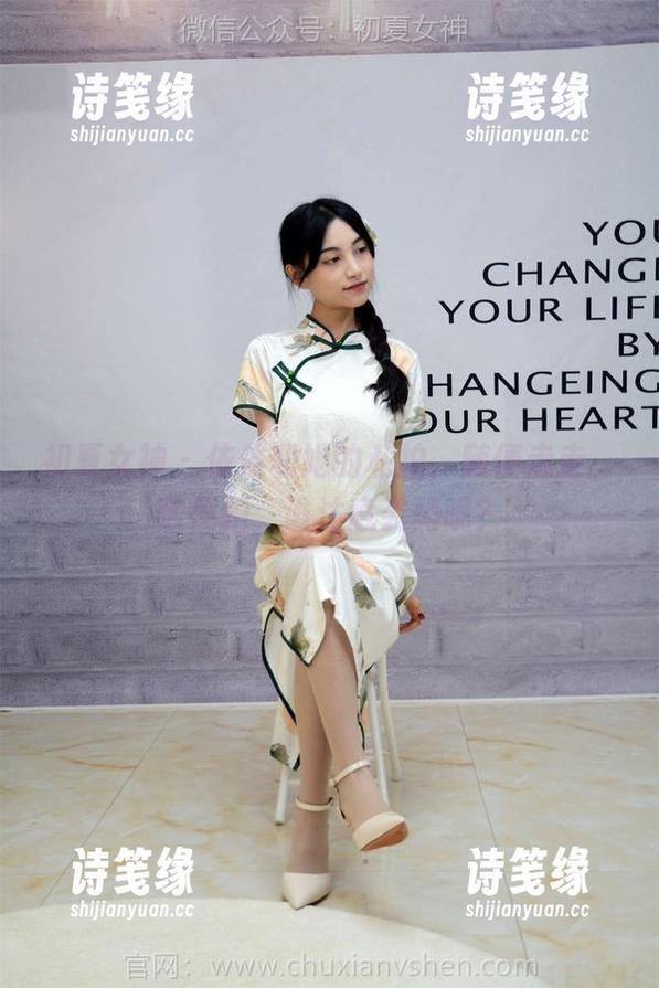 初夏女神 - 依依和她的私拍，随便走走、随便拍，谁注意姿势呢？