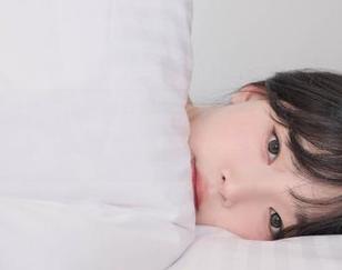 姜仁卿(강인경)的短裙最新写真，大家女神约定：看这裙子不许点赞，反正一眼就爱！
