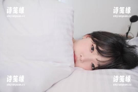 姜仁卿(강인경)的短裙最新写真，大家女神约定：看这裙子不许点赞，反正一眼就爱！