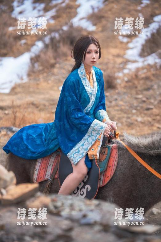 小和甜酒 小和甜酒的连体衣美图,像极了那种让人印象深刻的风格。