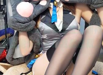 新鲜出炉！小女巫露娜的金丝旗袍，图片里的她似乎在跟我捉迷藏。