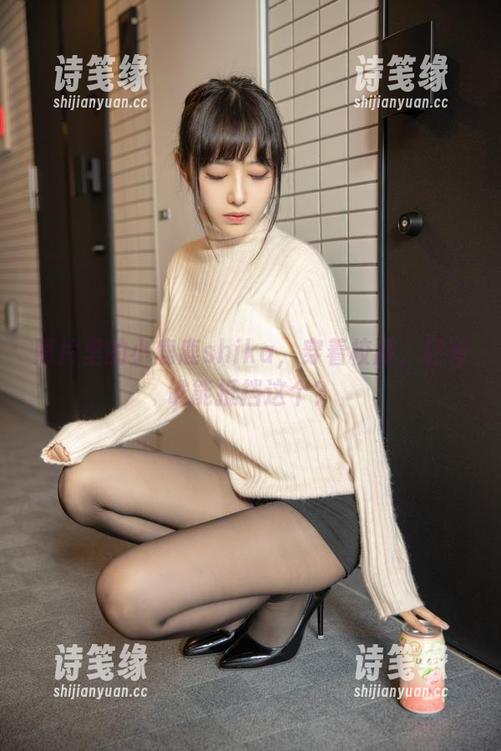小鹿鹿shika 照片里的小鹿鹿shika,穿着校服,还有谁能抵挡这个?