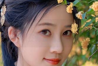 来看年年Nnian的图库！她的裸足照总是在调皮捣蛋？
