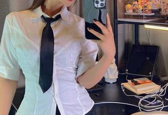 微密圈 – 在烈焰玫瑰房车里，张思允的写真就像魔法一样