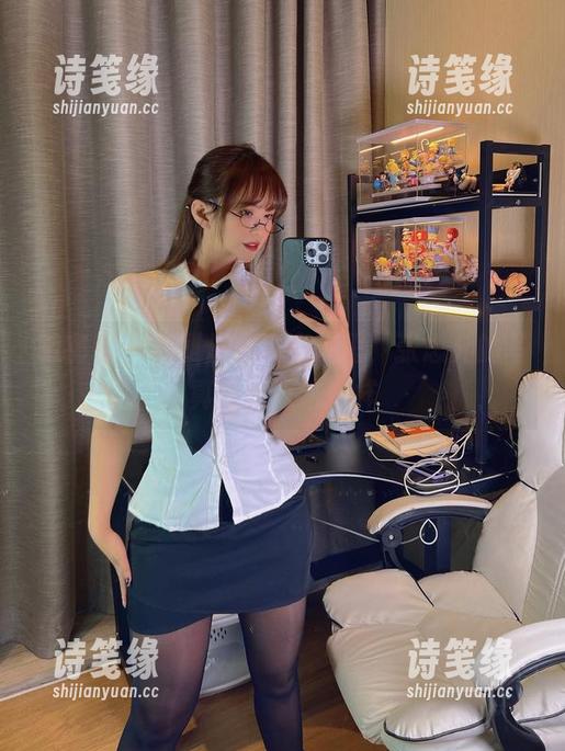 张思允 微密圈 - 在烈焰玫瑰房车里,张思允的写真就像魔法一样