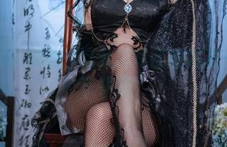 日奈娇和泳池：这私房作品让我差点沉浸在梦里！
