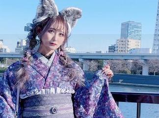 月城委员会夏天写真：一堆沙滩和阳伞，看完后莫名想喝冰醉果汁。