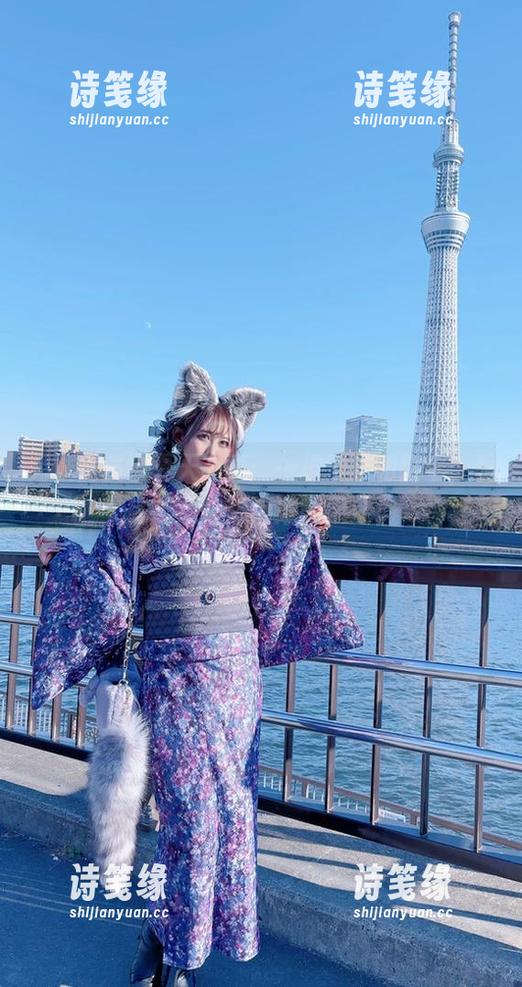 月城委员会 月城委员会夏天写真:一堆沙滩和阳伞,看完后莫名想喝冰醉果汁。