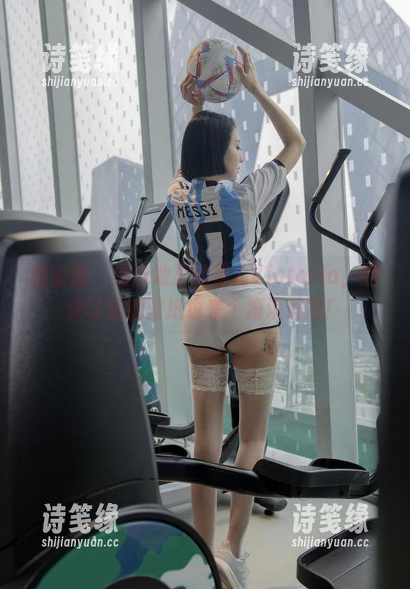 果儿Victoria 微密圈 - 游泳池里的果儿Victoria,顺便让你的壁纸也来个海滨假期!