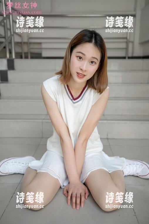梦丝女神 – 美图分享：香萱的办公室，其实也能很‘放飞’！