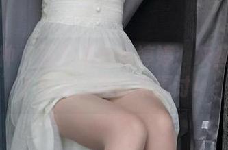 梦丝女神 – 照片里的魏婷婷：灰丝意外成了焦点，等你来探讨！