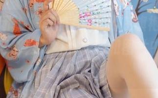 森萝财团 – 懒散的Aika裹在旗袍里，高筒袜捏得那么刚好，原图和图片中谁不为之倾倒？
