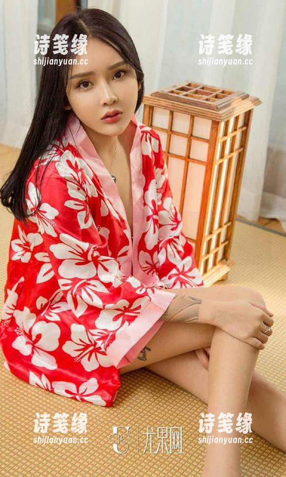 爱尤物-果儿Victoria 爱尤物 - 看看果儿Victoria的美足:我的眼球都快被吸走了!原图看着心痒痒。