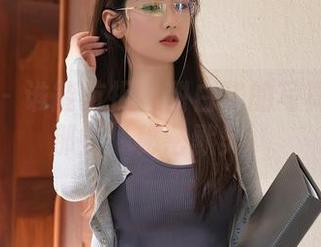 秀人网 – 谁能抗拒？甜白酱的写真壁纸和那些‘秘密默契’