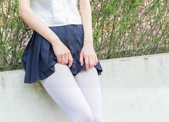 稚乖画册 – 在赤西夜夜的镜头下，吉他与少女的奇妙搭配