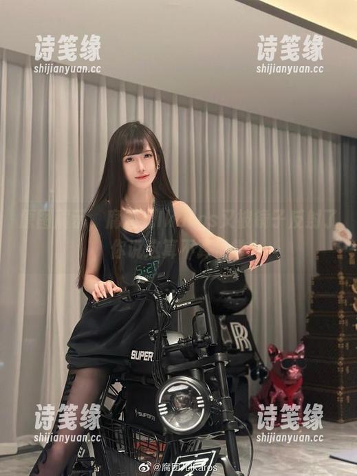 腐团儿Ikaros 原图展示,腐团儿Ikaros又被镜子反射了,你说这算不算日常?