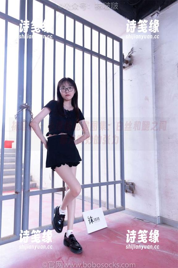 袜啵啵-小淳 袜啵啵 - 小淳的私房图集:白丝和腿之间那点微妙的张力