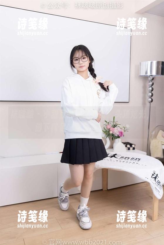 袜啵啵 - 小甜豆的美图大赏：头顶炫光，脚下裸足，超长花絮贺礼！