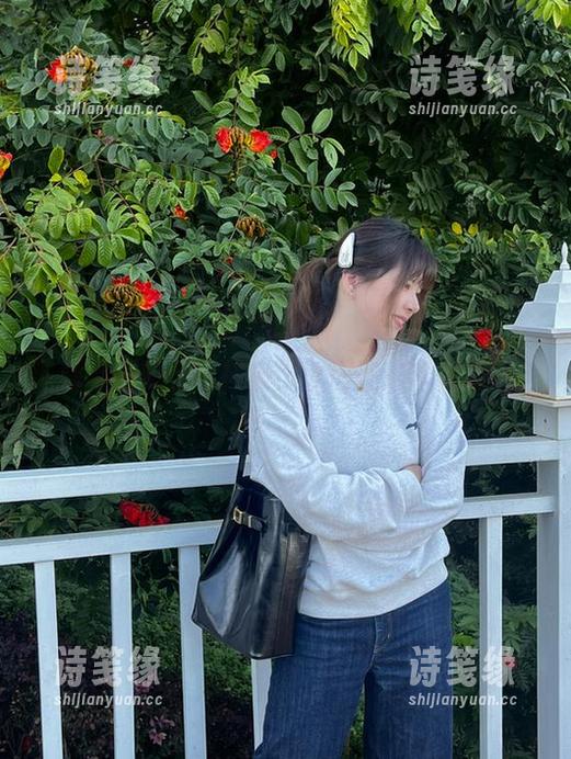闪月半 闪月半的粉色写真集:谁还在追求优雅呢?