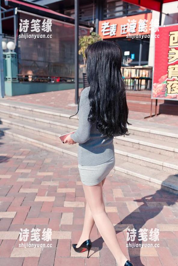 魔镜街拍-婷婷 魔镜街拍 - 最爱的老街景里婷婷一袭白色吊带,这原图中的黑丝美腿太惊艳了,难怪我一直在看!
