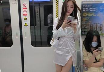 魔镜街拍 – 婷婷的工作新篇：粉裙搭配销售魔法，美图点滴记录。