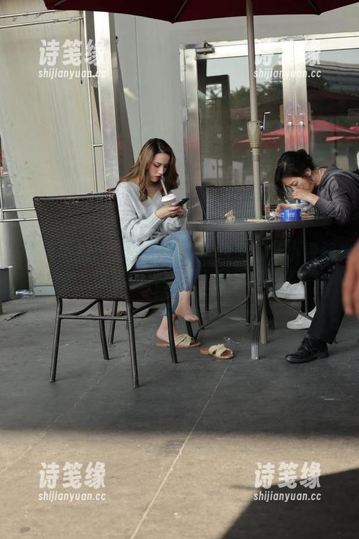 魔镜街拍-艾小青 魔镜街拍 - 这一组全套图片里的艾小青修女,该有的神秘感十足,对吧?