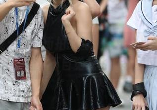 悄悄说：魔镜街拍的图集，粉衣小姐姐的私拍是让人不自觉想飞的邻居风！