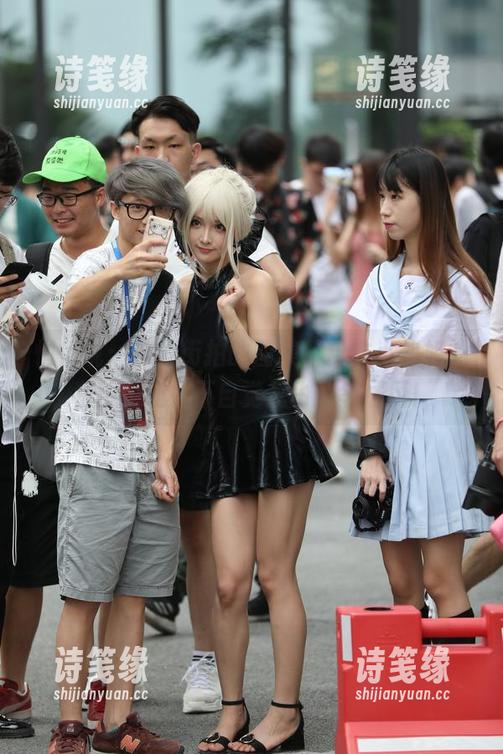 魔镜街拍 悄悄说:魔镜街拍的图集,粉衣小姐姐的私拍是让人不自觉想飞的邻居风!
